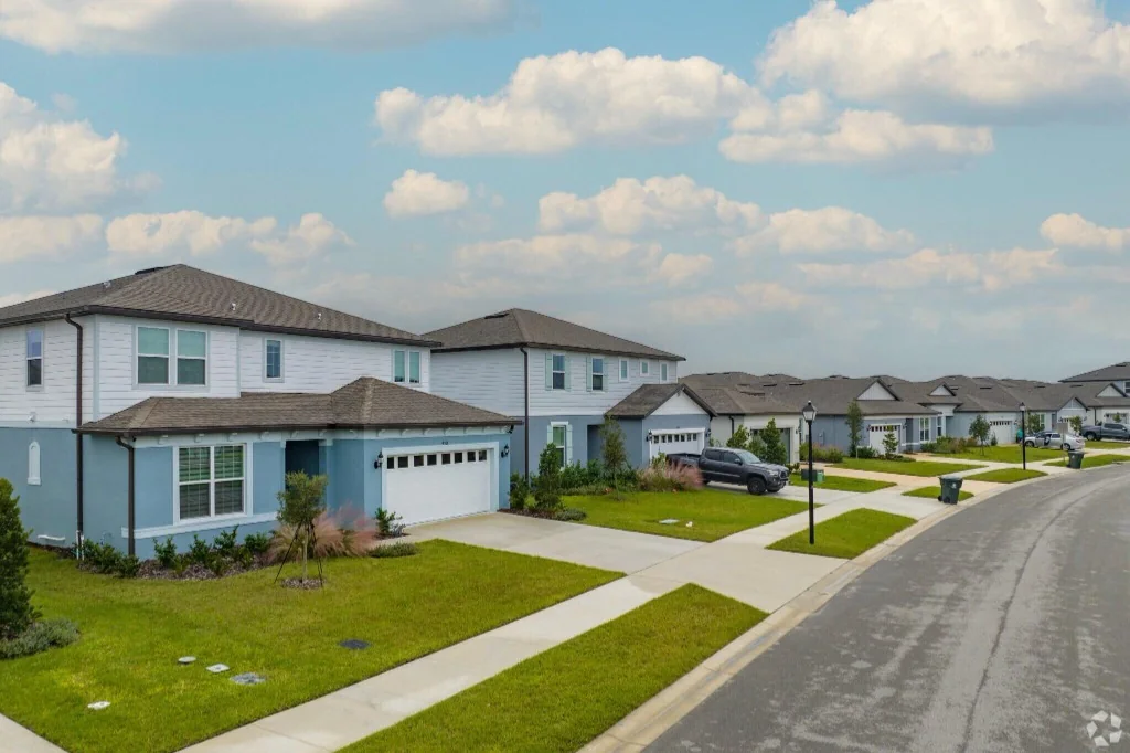 Seamless gutter installation on modern suburban residential homes in Lake Alfred FL