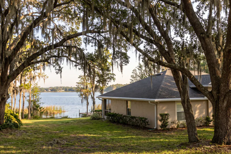 Custom seamless aluminum gutter installation on waterfront property in Lake Hamilton FL