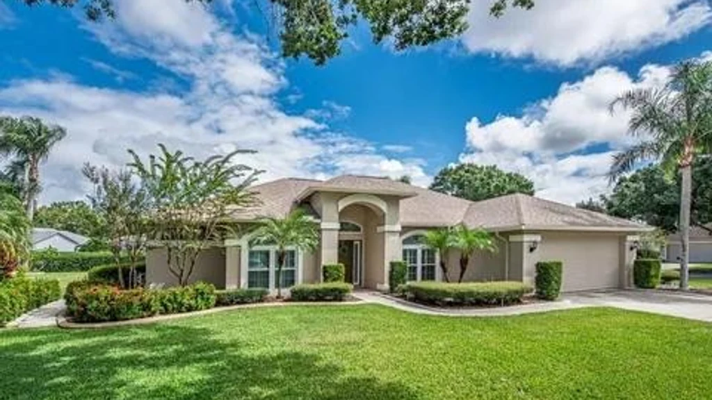 Single-family home with continuous seamless aluminum gutters in Lake Hamilton, FL